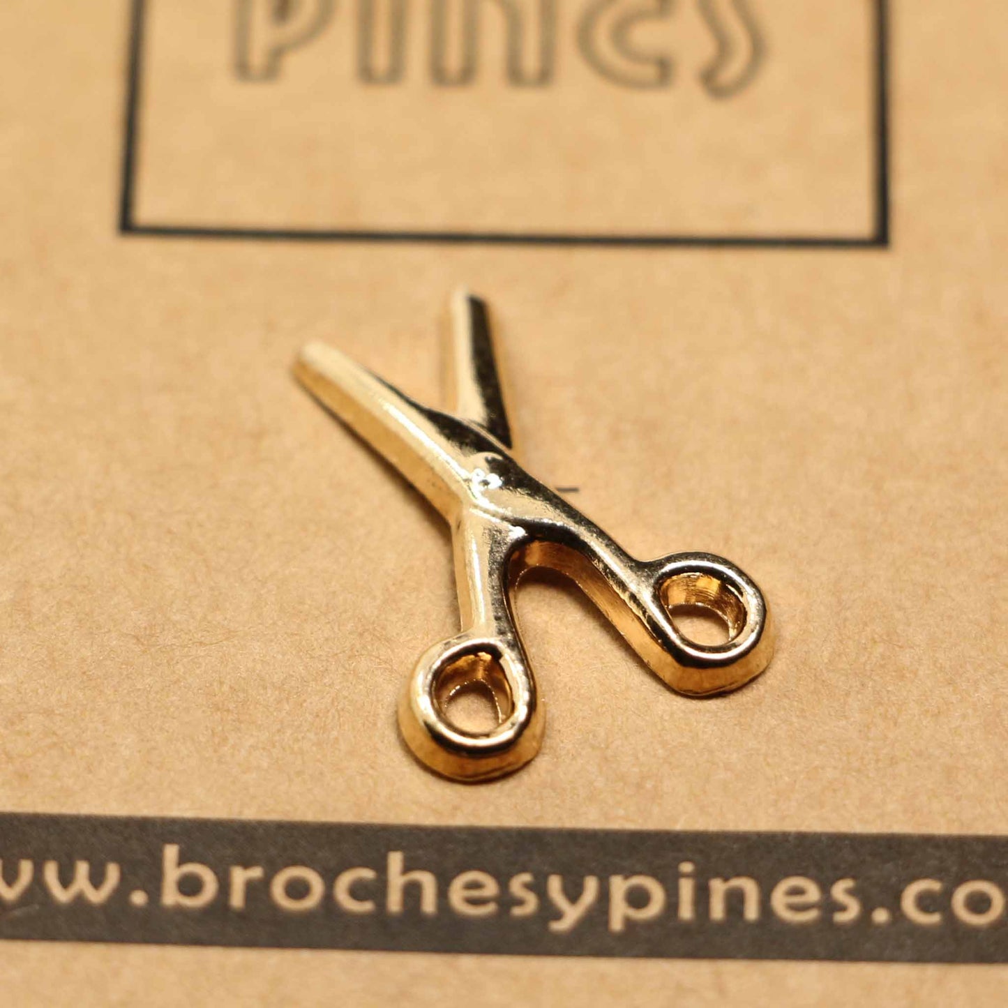 Pin tijeras - Barbero - Estilista - Peluquero - Profesiones