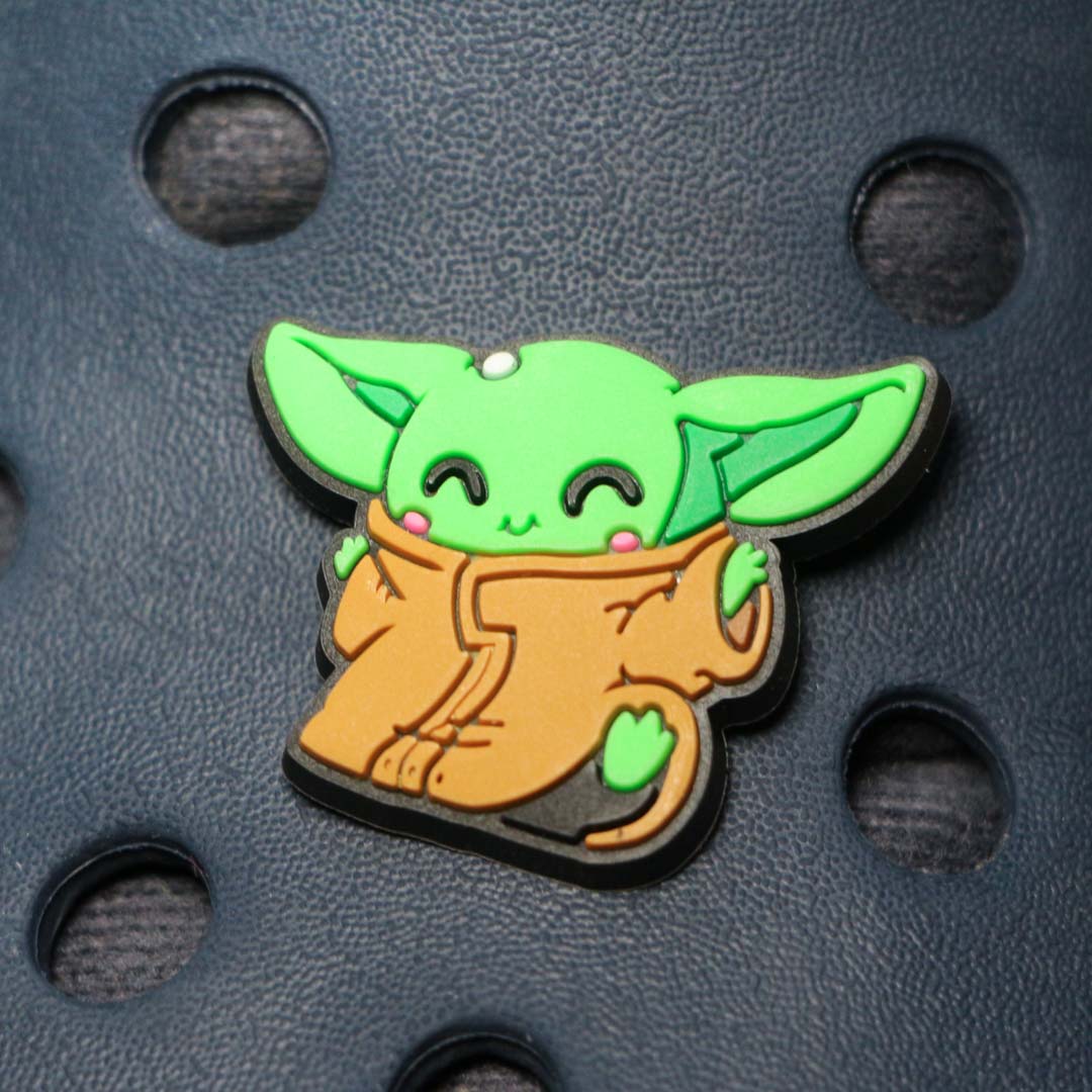 Pin Baby Yoda caminando - Crocs