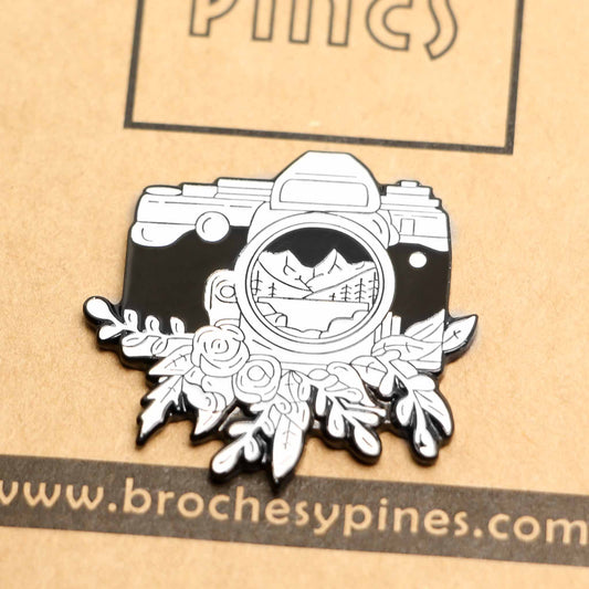 Pin Cámara Fotográfica - Blanco y Negro - Arte