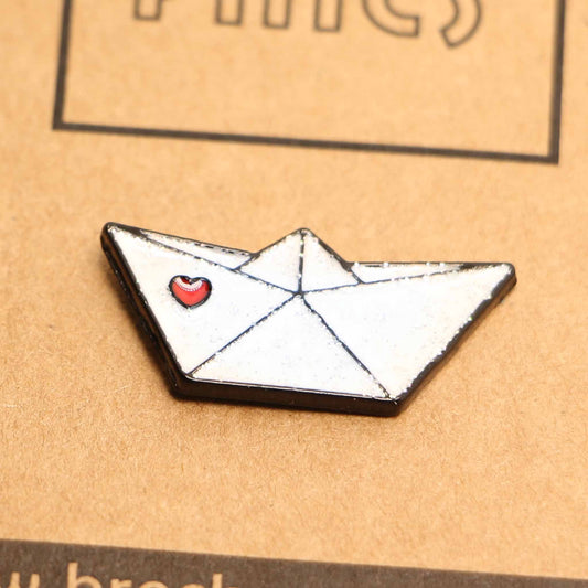 Pin Barco de Papel - Corazón Rojo - Otros