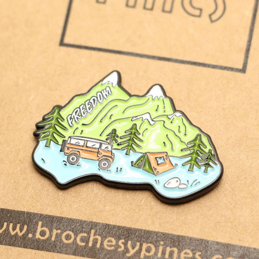 Pin Campamento Freedom - Off Road -Pies de la Montaña - Vida al Aire Libre